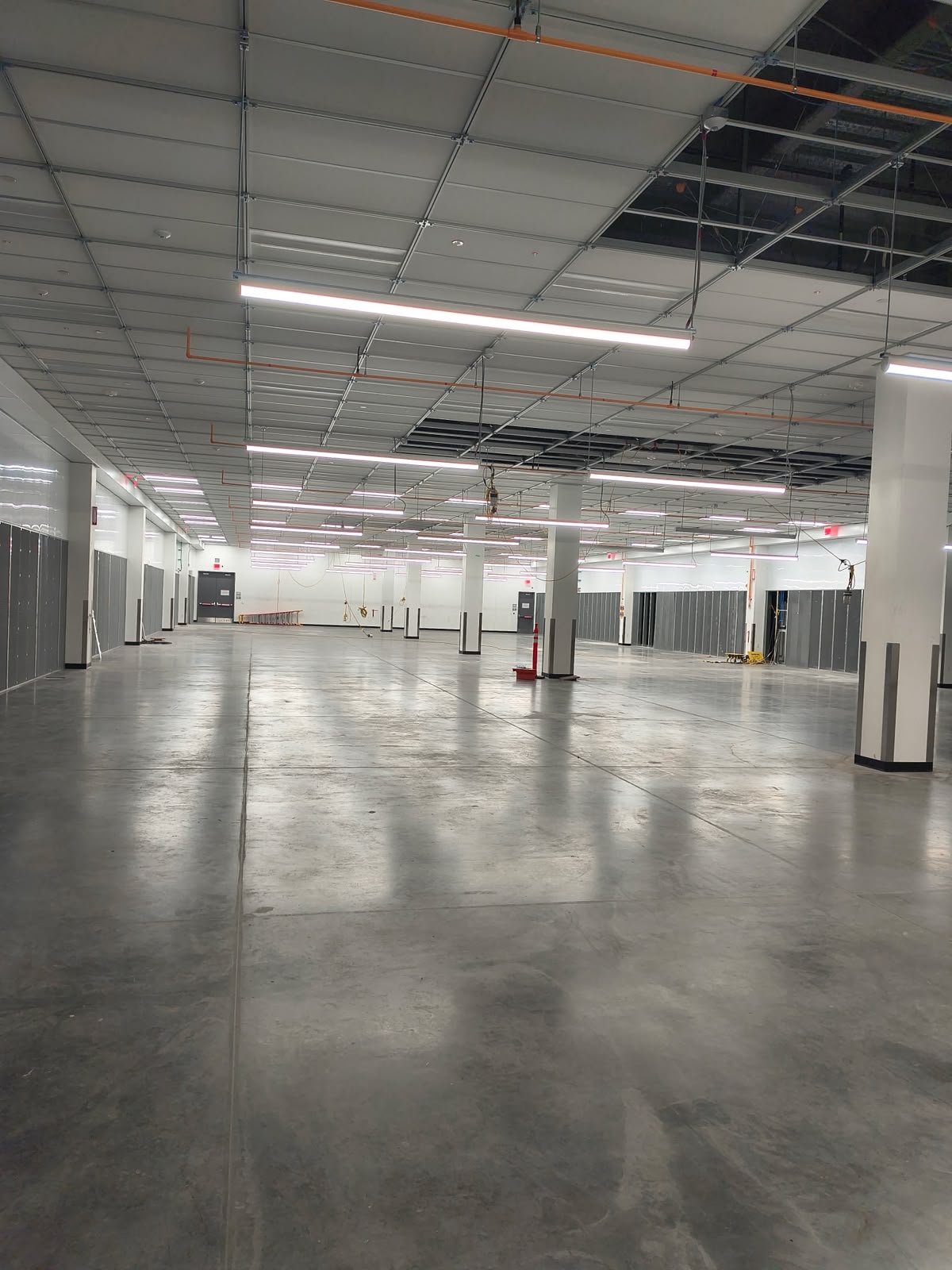 Clean data center white space with technical infrastructure